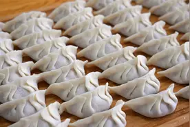 我家早餐经常吃的大葱猪肉饺子，教你简单调馅，鲜嫩多汁，太香了