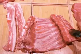 买排骨，挑“肉多”还是“肉少”的好？肉贩子无意说漏嘴，都看看视频封面