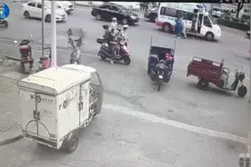 暖心！救护车突然停车求助，交警蜀黍立即冲了上去视频封面