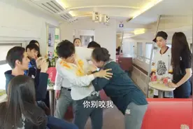 两口子打架，近视妻子眼镜掉了看不清，竟对着路过的小伙一顿咬！视频封面