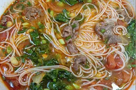 营养早餐，西红柿瘦肉煮面条，做法简单，吃着又美味。