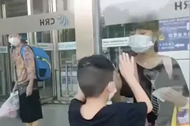 姐姐回老家弟弟不舍大哭,送走后车站门外坐很久,妈妈一句话大反转视频封面