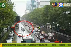 早高峰乘客突发疾病 时间就是生命 杭州交警雨中“跨栏”又奔跑！视频封面