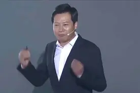 雷军喊话友商：有本事拿货来卖！逼急了会科普穿孔屏的各种缺点