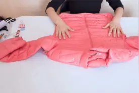羽绒服清洗后羽绒成团不蓬松，美女教你一个小方法，一分钟蓬松视频封面