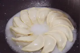 这是饺子皮和大虾最好吃的做法，馅儿鲜嫩多汁，底皮特别的酥脆