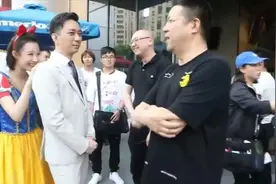 《安家》花絮：导演说了什么，竟让闪闪害羞的躲到了王子身后