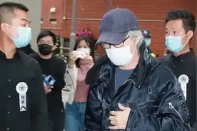 再同框却是在殡仪馆 ！周星驰现身达叔灵堂 送搭档最后一程