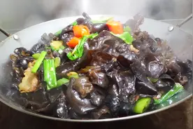 大厨教你干锅木耳的正确做法，营养美味又解馋，下酒又下饭！视频封面