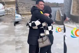 远嫁妹妹离家时，哥哥强忍泪水送别，网友：哥哥一定很爱他的妹妹视频封面