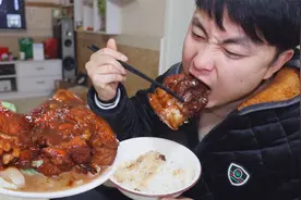 红烧肉，还是大坨的吃着过瘾，3斤猪肉切成4块，一次吃一块，舒服