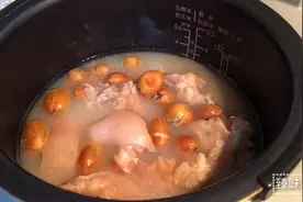 猪蹄煲黄皮汤，适合夏天爱吃肉的人，酸爽不油腻。黄皮消积化痰。视频封面