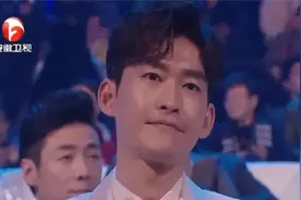 39岁的张钧甯有多迷人？上台领奖堪比走秀现场，张翰都看入迷了视频封面