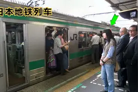 日本的地铁人多又繁忙，旁边的妹子一动也不动，耐心等待下一趟视频封面