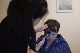 小伙让自己的女朋友主刀剪头发，女友那一刀下去，简直是太悲惨了视频封面