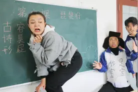 搞笑剧：语文老师上课放了个屁，为化解尴尬让学生用诗句形容臭屁