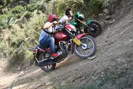 小伙自称湖北车神，骑摩托车挑战陡峭山路，而且还是泥巴路视频封面