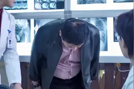产科：主任对老总低头哈腰，老总却向女医生鞠躬，大家都傻眼了视频封面