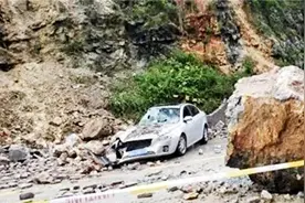 惊险！贵州黎平一道路边坡滑坡巨石滚落 轿车被砸几乎报废视频封面