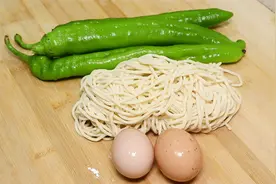 青椒鸡蛋再加1把面条，简单一做，鲜香爽滑，好吃劲道，太解馋了