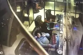 网吧少年太亢奋，突然中风视频封面