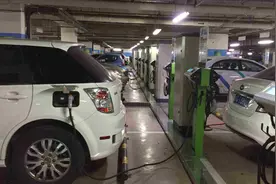 电动汽车用慢充桩充电，充完电不拔枪会自动断电吗？搞清楚不吃亏视频封面