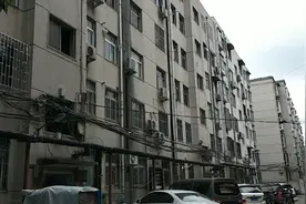 懵了！郑州一女子屋内突然闯进一陌生男子，房东赶来却要女子搬离视频封面