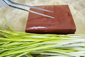 终于知道鸭血咋做好吃了，口感嫩滑又入味，米饭煮少了绝对不够吃