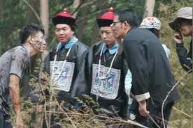 看一遍笑一遍！摄制组野外拍僵尸片，没想到碰见个真丧尸！视频封面