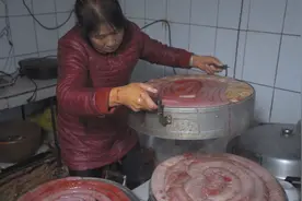 行走庆阳：农家猪血肠的正确做法，村里的大厨亲自灌，工序很讲究