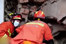 长沙建筑垮塌救援现场：消防员通过敲击与废墟下被困人员交流视频封面