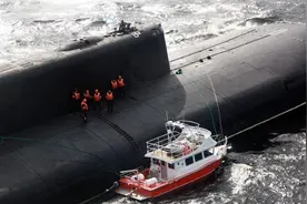 小船海上突遇暴风雨，求救后一艘2.4万吨核潜艇窜出，救援太彪悍视频封面