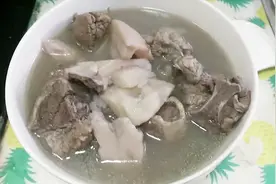 筒骨莲藕汤，筒骨搭配莲藕，打断骨头连着丝的cp！