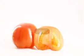 西红柿皮上残留农药多，不去皮危害多，是谣言还是确有其事视频封面