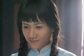 老师请女孩当模特，并夸女孩眉毛好看，女孩很是高兴视频封面