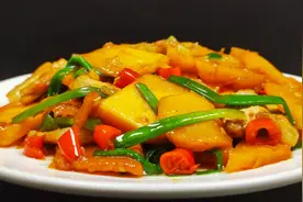 南瓜和五花肉一起烧，南瓜的软糯香甜融合了肉香，别提多好吃了