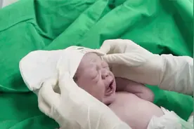 刚出生的小宝宝，为什么看起来很瘦，一上称竟然这么重视频封面