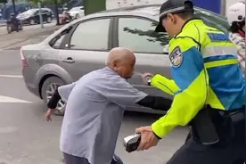 民警用辣椒水喷九十岁老人眼睛，官方通报：已停职调查视频封面