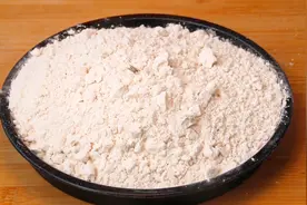 夏天面粉易生虫，磨面坊老板教我一招，面粉放1年都不结块不生虫视频封面