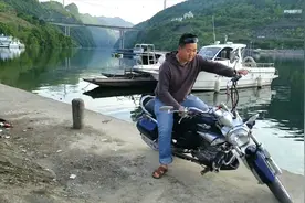 小伙骑豪爵TR150在美女面前耍酷视频封面