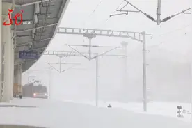 哈尔滨：风雪过后 部分火车晚点 机场恢复运行视频封面