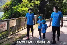 郭晶晶一家四口顶烈日做公益，小腹平坦尽显好身材，亲子装超有爱视频封面