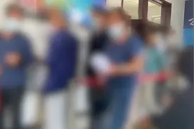 唐山市公安局信访接待大厅门口排队，群众：举报电话打不通？视频封面