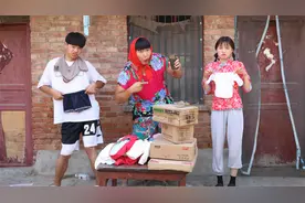 妈妈变身购物狂，给兄妹买了很多好看的衣服，为啥兄妹俩不高兴？视频封面