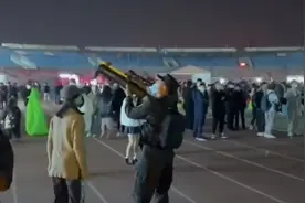 临沂琅琊云雀音乐节上，民警用反制枪打击黑飞无人机。视频封面