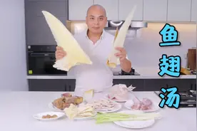 好汤底才能做出好菜品~ 就好像这个鱼翅汤，先来上一碗“漱漱口”