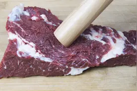 炒牛肉，万万不能放盐和料酒腌制，大厨教你正确做法，肉不老不柴