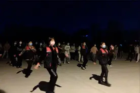 郑州一高校封闭管理，学生跟宿管学跳广场舞：提前步入老年生活视频封面