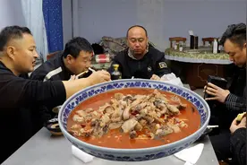 100元买了一条10斤大草鱼，做个农村“铁锅炖大鱼”，6个人吃爽了