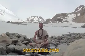 印度瑜伽士在喜马拉雅雪山上打坐冥想，泉水在他身边涓涓流淌视频封面